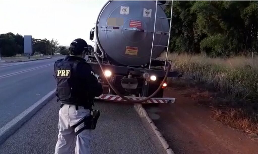 Caminhoneiro é multado por transitar com faróis traseiros ligados