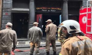 Três bombeiros morrem durante incêndio na boate Quatro por Quatro