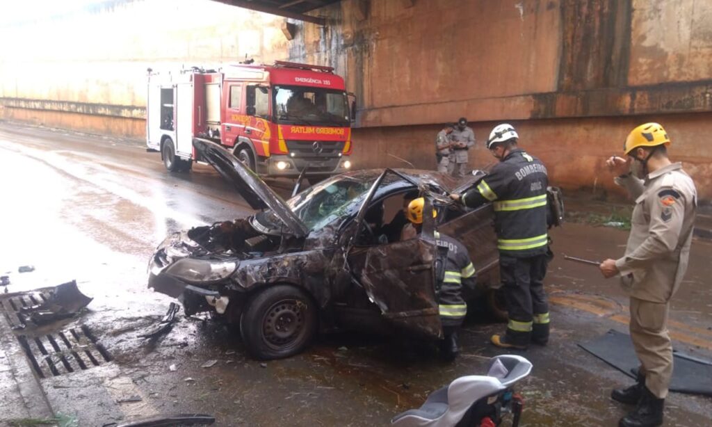 Carro sai de pista e cai do viaduto na BR-153