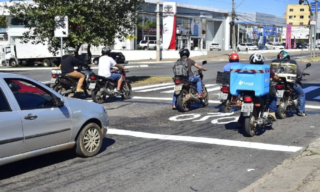 Recuo em semáforos para motociclistas e ciclistas segue em plenário para votação