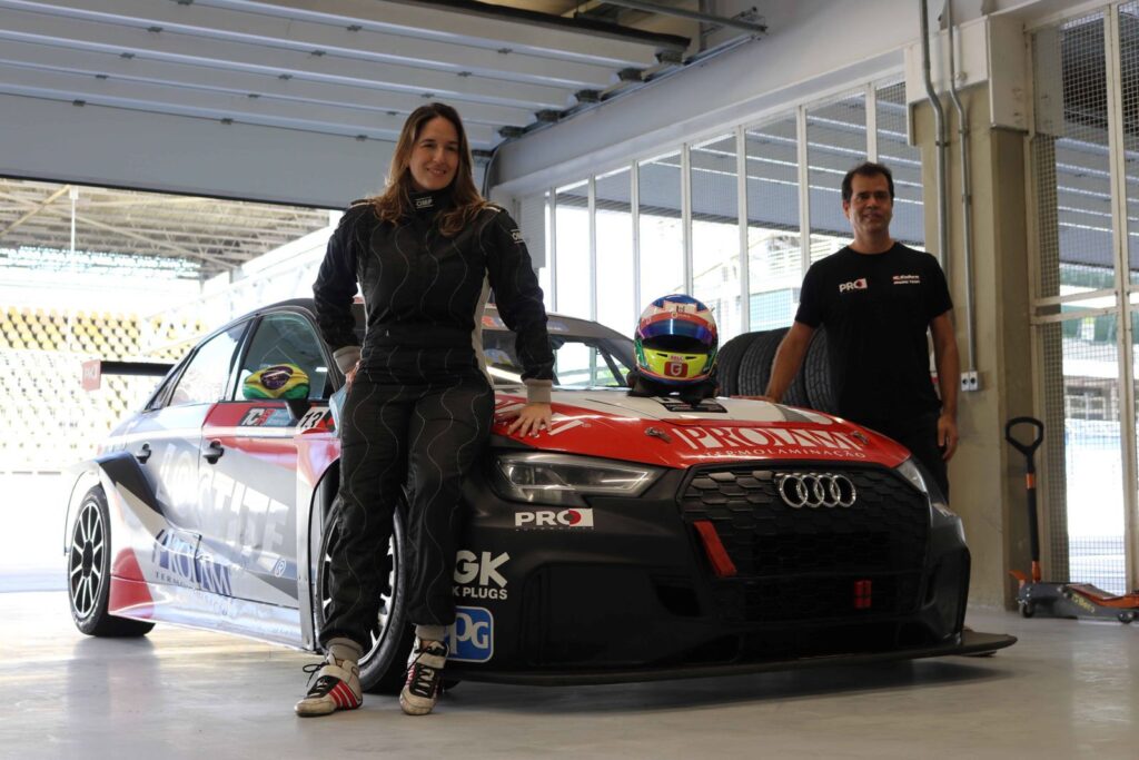 Bia Figueiredo faz teste em carro da TCR South America