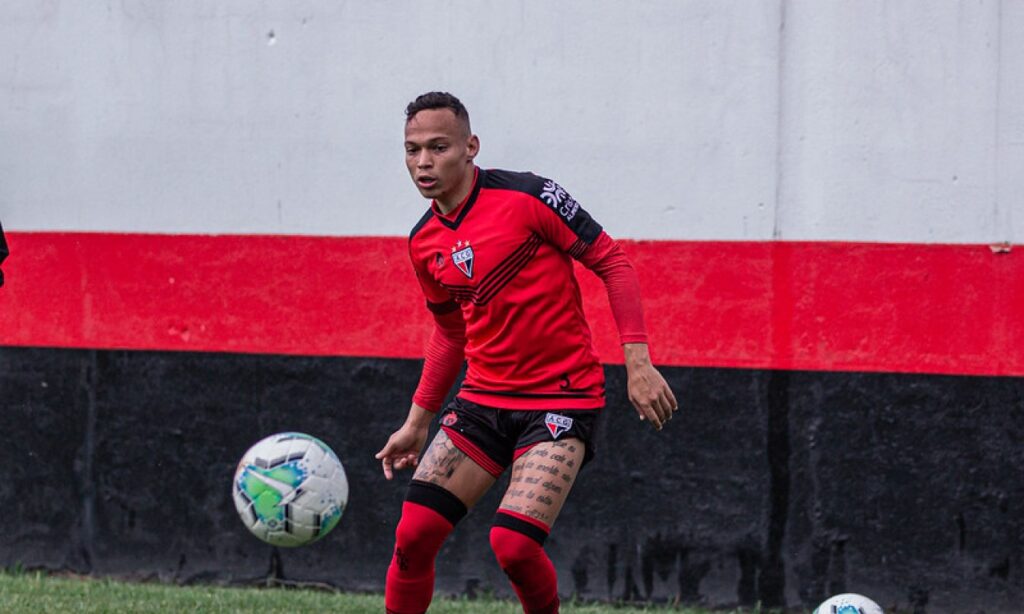 Atlético-GO visita o lanterna Botafogo no Nilton Santos