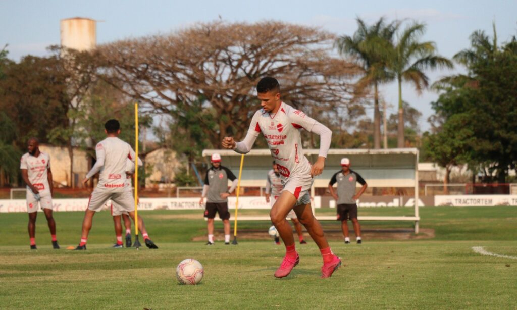 Pablo festeja primeiro gol como profissional e enaltece evolução do Vila Nova