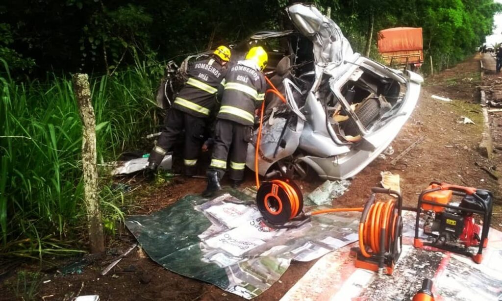 Colisão entre carro e caminhão mata um homem