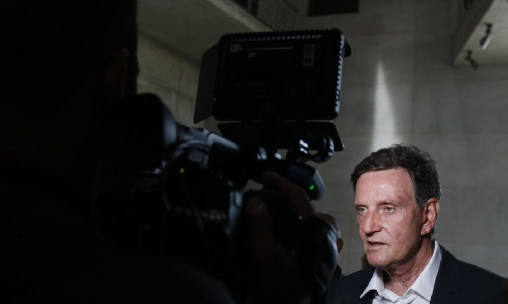 Prefeito Marcelo Crivella é encaminhado à polícia no Rio