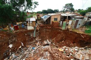 Barranco desmorona e famílias ficam ilhadas