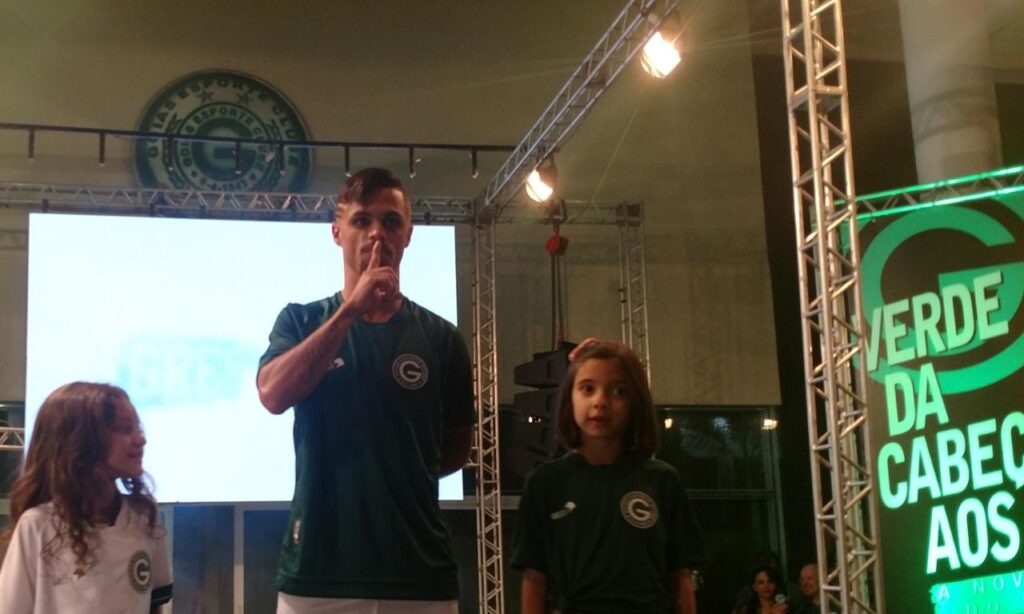 Goiás lança nova linha de uniformes com marca própria