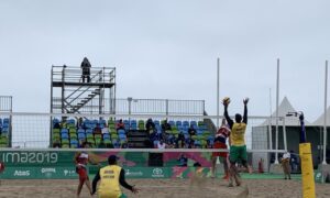 Oscar e Thiago vencem a primeira no vôlei de praia