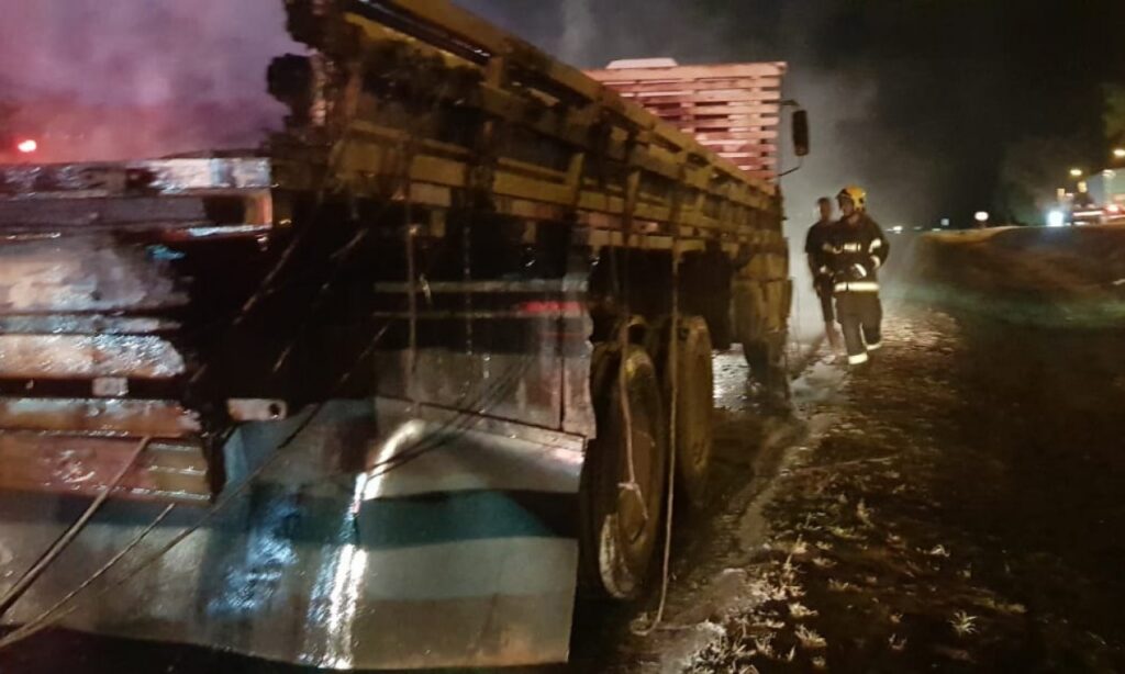 Caminhão pega fogo e deixa rodovia parcialmente interditada