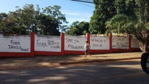 Torcida do Vila Nova picha muro do Onésio Brasileiro Alvarenga