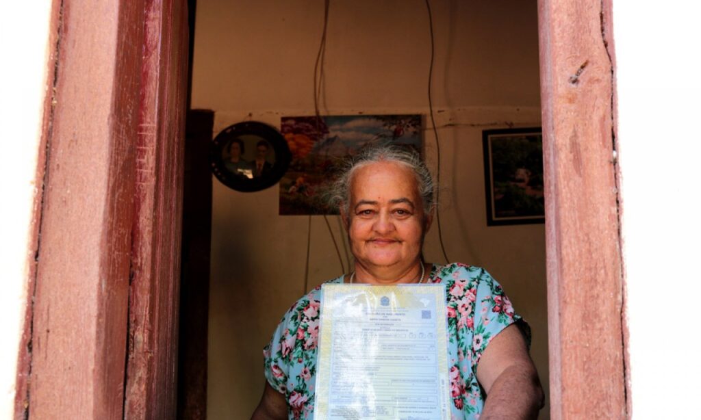 Lavradora de 57 anos recebe registro tardio de nascimento em Cristalina