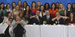 Bolsonaro toma café da manhã com bancada feminina no Congresso