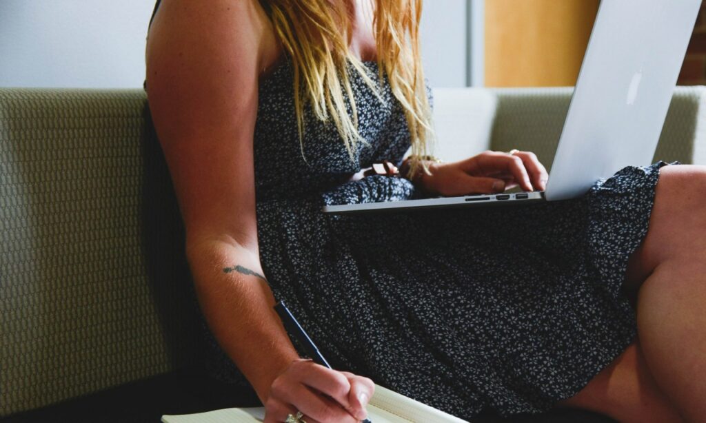 Mulheres empreendedoras estudam mais e ganham 22% menos