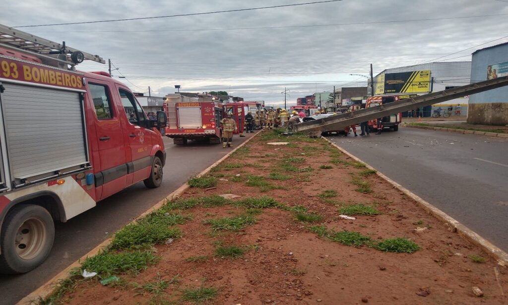 Duas pessoas ficam feridas após carro colidir contra poste