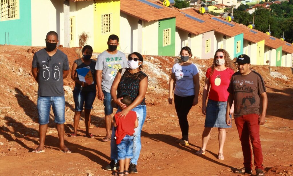 Mais de 230 famílias cobram conclusão de casas no Residencial João Paulo II