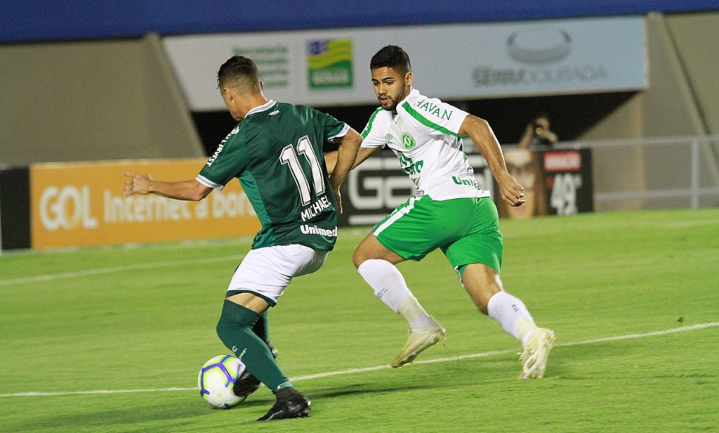 Goiás vence a Chapecoense no Serra Dourada