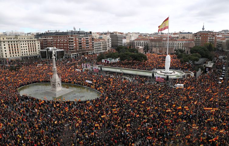 Milhares de espanhóis protestam em Madri contra atuação do governo