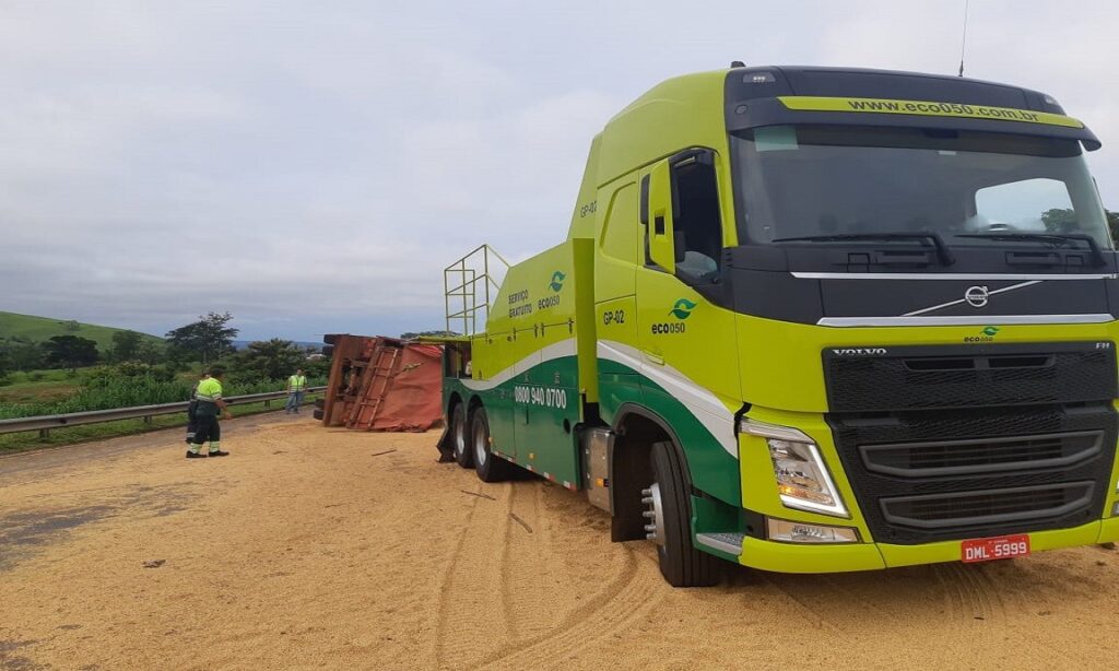 Motorista morre após carreta com soja tombar na BR-050