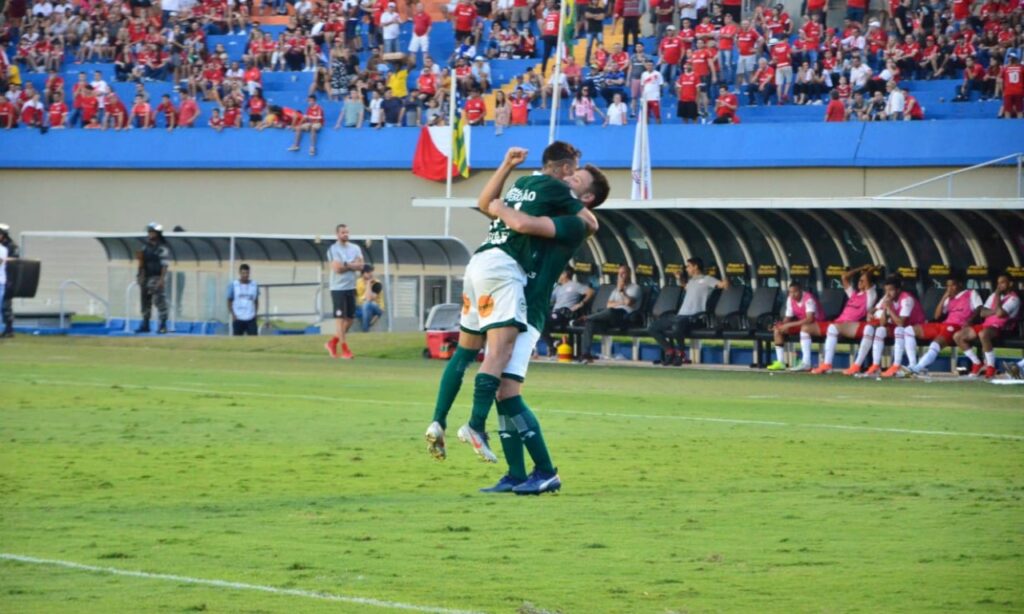 Com expulsão no começo da partida