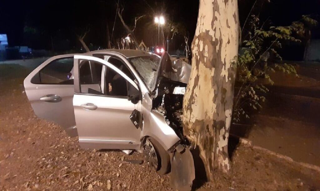 Jovem morre após motorista bater contra árvore em Goiânia