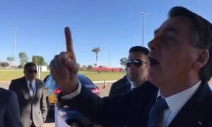 Bolsonaro nega interesse em troca na PF-RJ e manda jornalista calar a boca