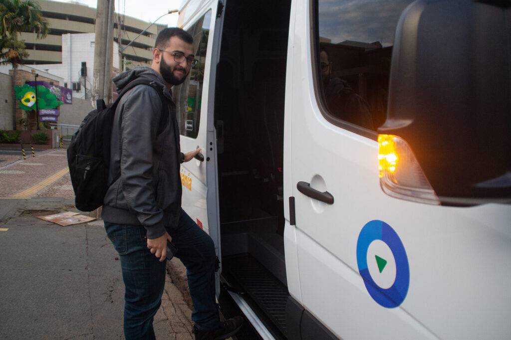 Ônibus por aplicativo ainda não decolou na Capital