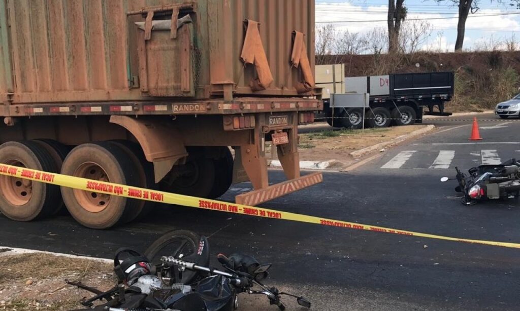 Caminhão fura sinal e atropela dois motociclistas na Perimetral Norte