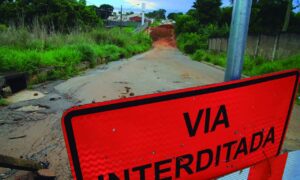 Bloqueio de pontes causa transtornos à moradores de Aparecida de Goiânia