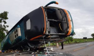 Ônibus com destino a SP tomba e deixa um morto e vários feridos