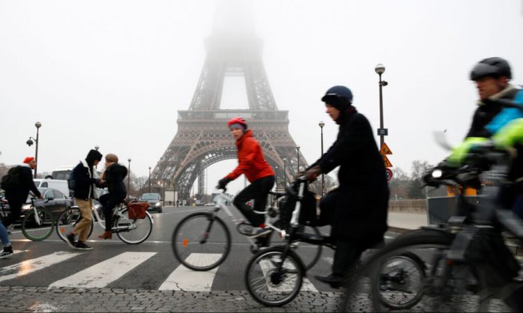 Paris enfrenta greve geral que pode atingir outras cidades da França