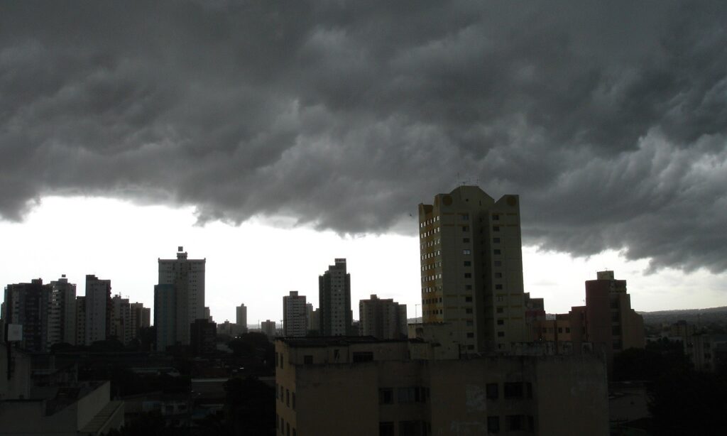 Previsão do Inmet é de chuvas intensas na noite deste domingo (3)