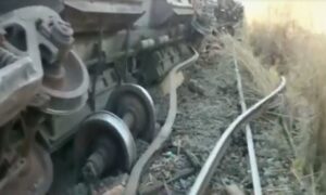 Trem de carga tomba em ferrovia de Orizona