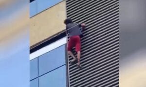 Homem é filmado escalando prédio em Goiânia