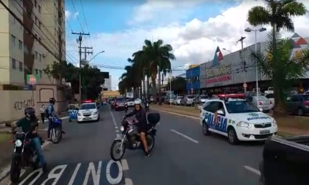 Carreata em Goiânia pede reabertura do comércio no Estado