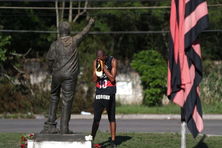 Atleta da base do Flamengo recebe alta dois meses após incêndio