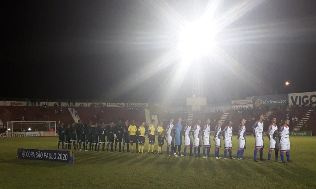 Goiás vence Penapolense e segue na briga pela classificação