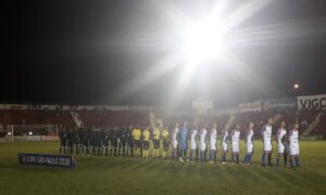 Goiás vence Penapolense e segue na briga pela classificação