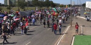 Manifestantes voltam às ruas por mais verbas para universidades