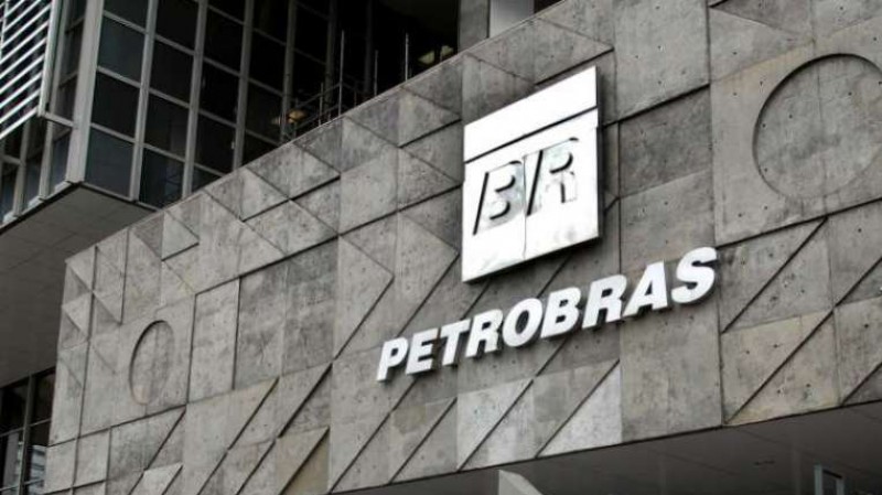 Preço da gasolina cai 2% nas refinarias a partir deste sábado