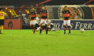 Atlético leva gol em último lance e fica no empate com Bragantino