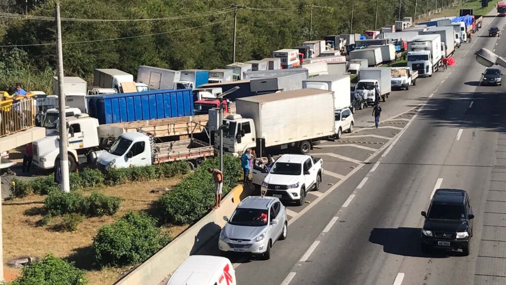 Greve dos caminhoneiros assusta sobre possível desabastecimento