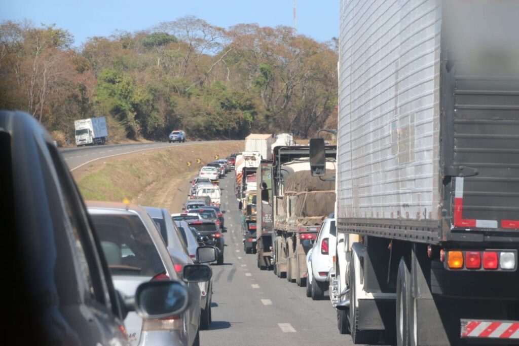 Ultrapassagens irregulares sobem 150% nas rodovias federais em Goiás