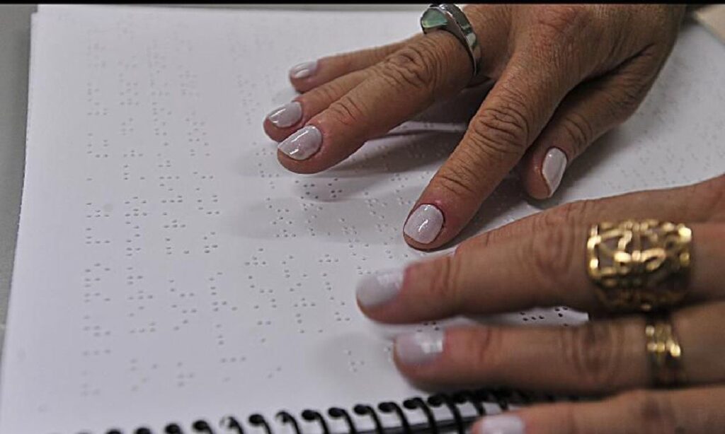 Dia Mundial do Braile chama atenção para inclusão na escrita e leitura