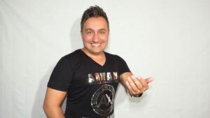 Cantor Rodrigo Martins realiza show gratuito em shopping da Capital