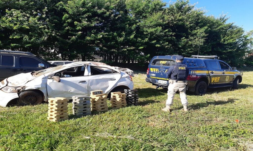 PRF realiza apreensão de drogas em carro roubado