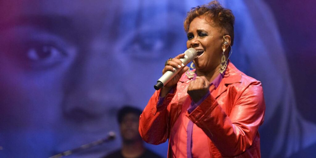 Sandra de Sá embala série musical em apresentação de 1998