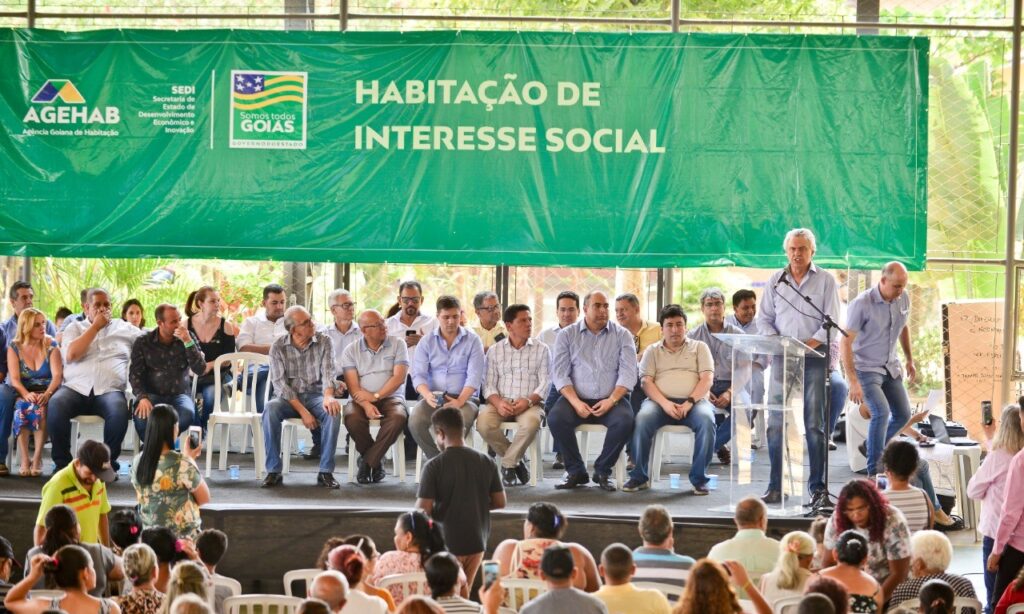 Governo Estadual entrega 473 escrituras a moradores do Madre Germana