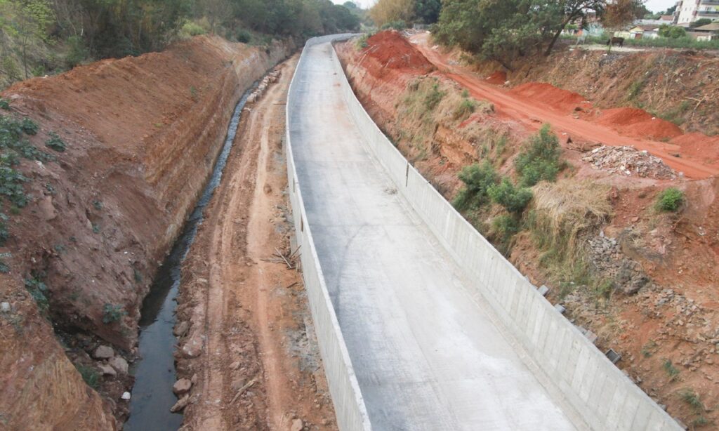 Canalização de Córrego Cascavel agride meio ambiente