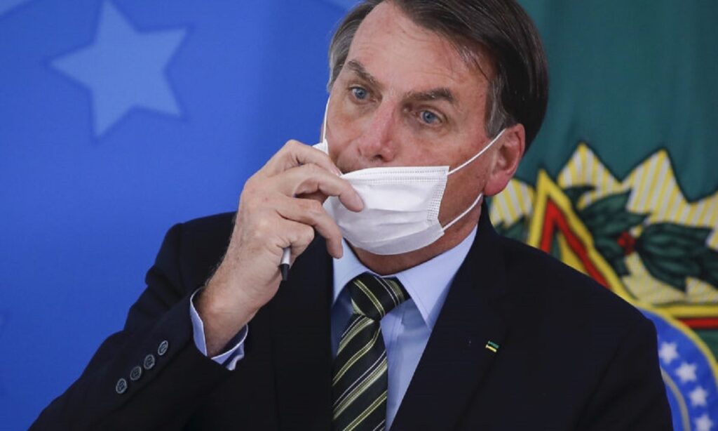 Bolsonaro tem sintomas da Covid-19 e fará novo teste