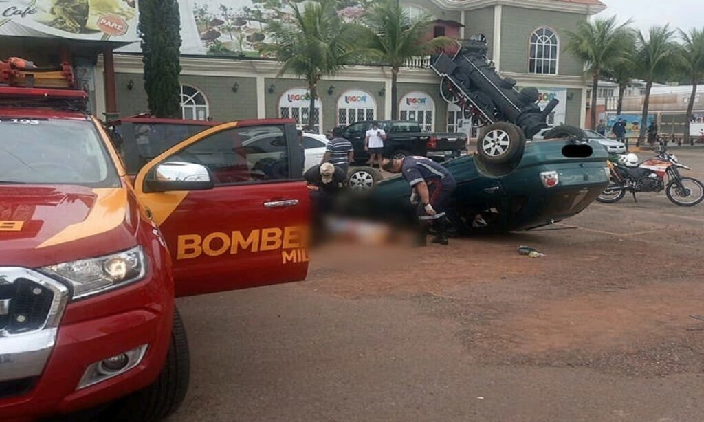 Duas pessoas ficam feridas após carro capotar e bater em outro